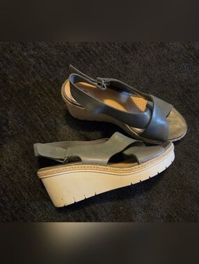 Clarks Blue Leather Wedge Slingback Sandals. Size 10